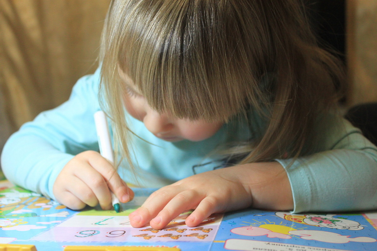 Картинка ребенок пишет буквы