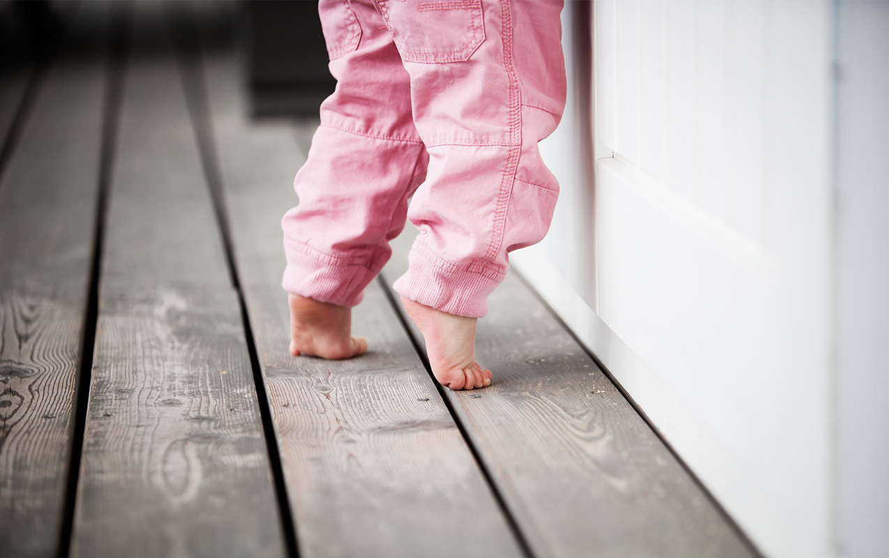 ¿Por qué el niño camina de puntillas y qué debo hacer?
