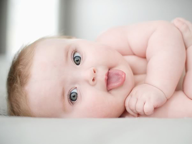 ¿Por qué el bebé regurgita durante y después de la alimentación?
