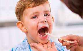 ¿Cómo se ve la garganta de un niño con faringitis?