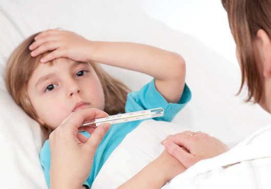 ¿Cuántos días dura la fiebre en niños con SRAG?