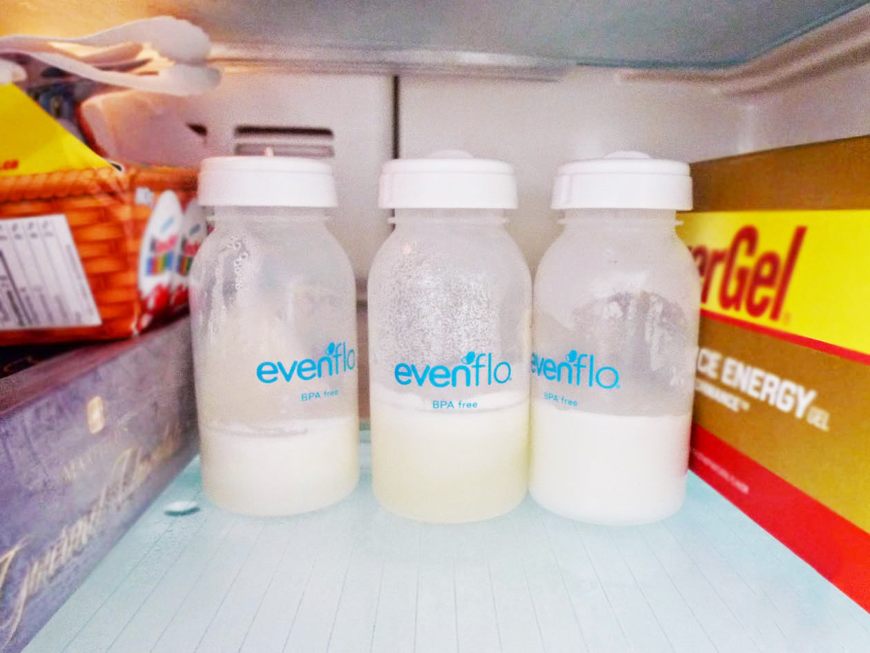 Сколько можно держать смесь в бутылочке. Хранение грудного молока. Хранение сцеженного грудного молока. Хранения грудного молока в бутылочках для кормления. Грудное молоко хранение в холодильнике.