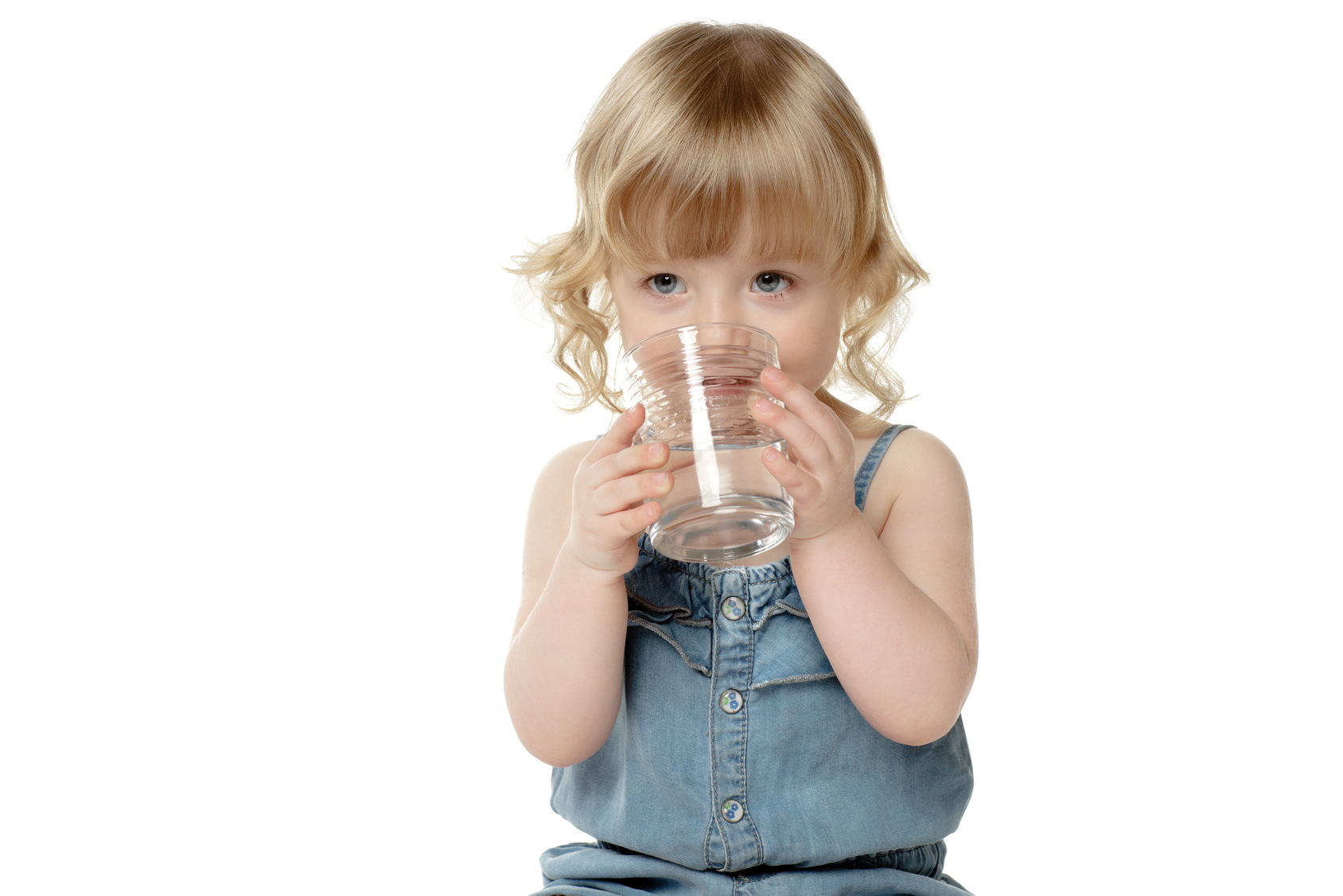 Включи девочка воды. Девочка пьет воду. Маленькая девочка стакан воды. Ребенок пьет на белом фоне. Пить воду на белом фоне.