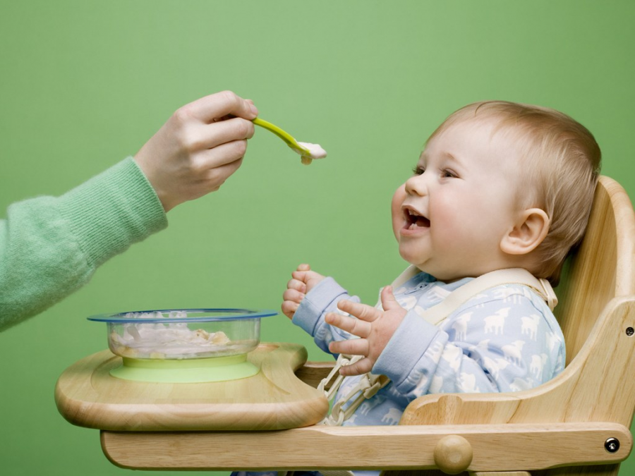 El menú del niño a los  10 meses:  raciones y  combinaciones de alimentos