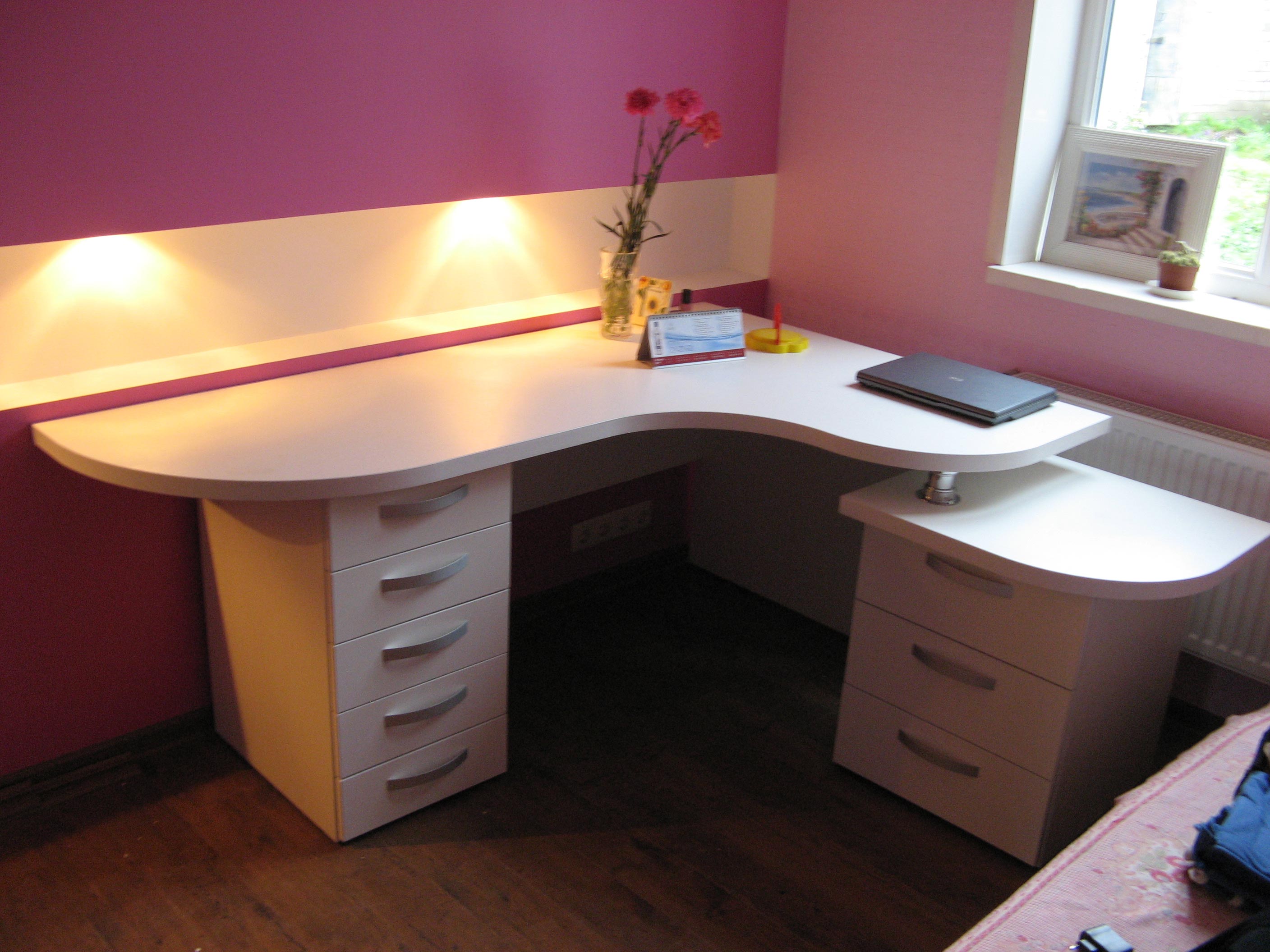 Un escritorio con cajones para el colegial (25 fotos): mesa angular o de esquina con estantes