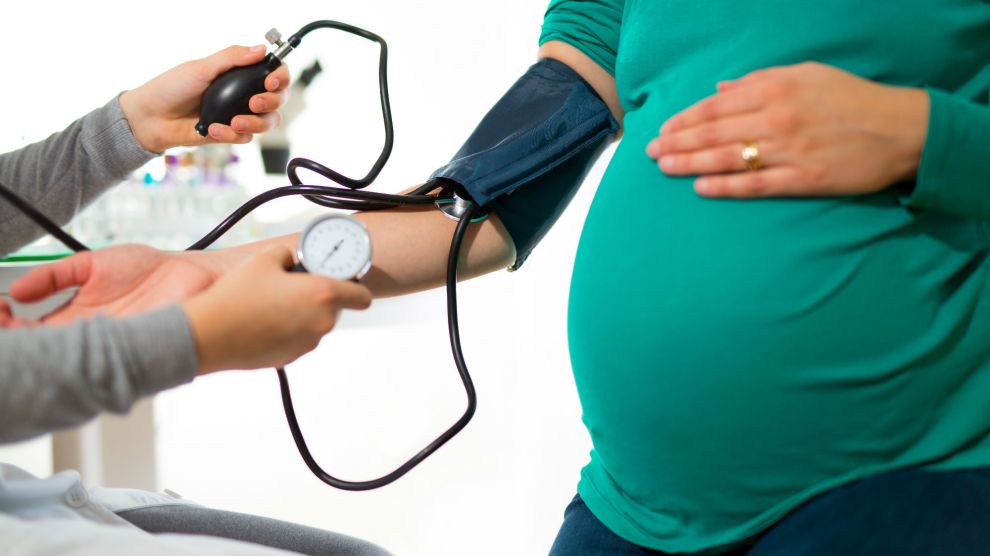 ¿Cuál debería ser la presión sanguínea normal en el embarazo y qué debo hacer si tengo anormalidades?